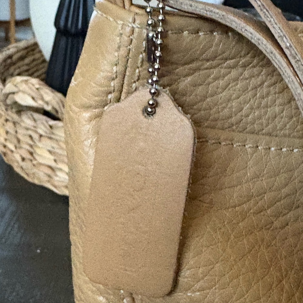 Coach Legacy Pebbled Leather Hobo / Shoulder Bag ~ Costa Rica - Picture 4 of 7